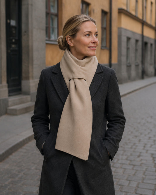Halsduk med dold genomföring